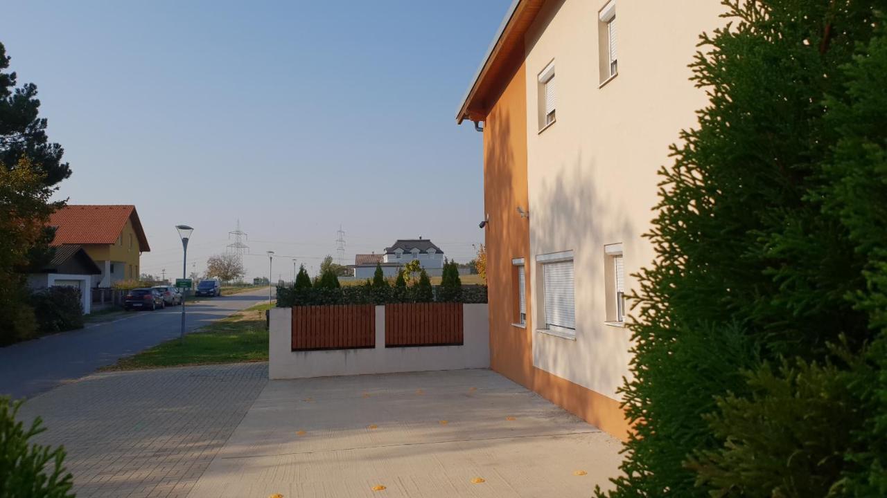 Pension Diana-Parndorf Exteriör bild